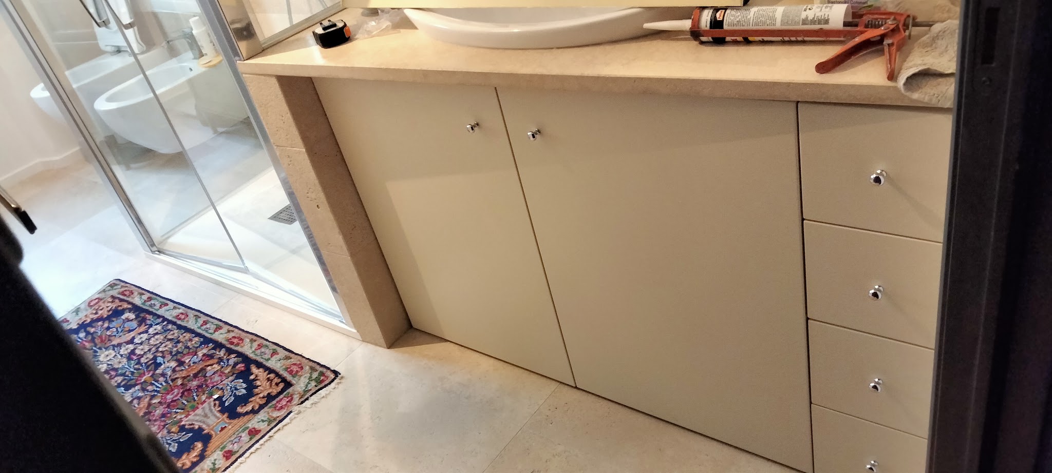 Mobile da bagno realizzato su misura dalla Falegnameria Due