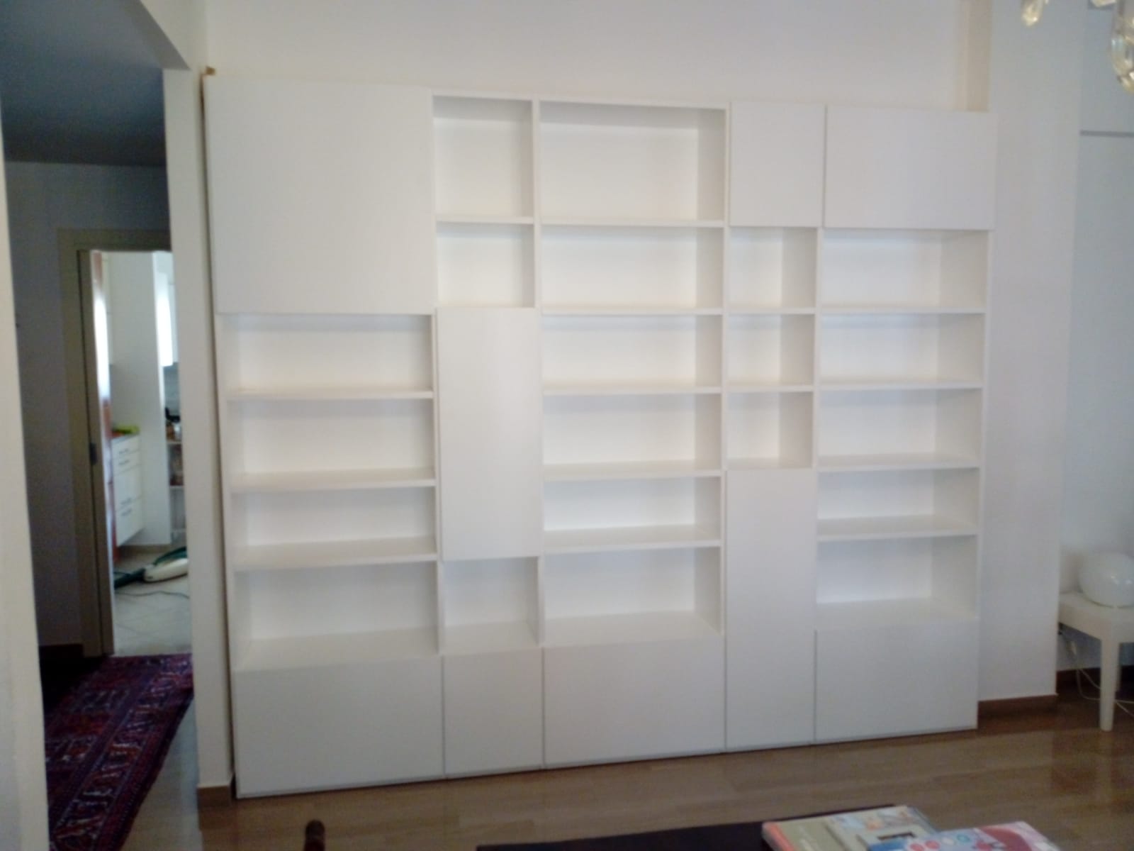 Grande libreria bianca realizzata su misura